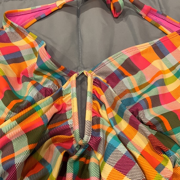 Into the Bleu plaid one piece. Size 6 - Picture 4 of 6